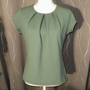 NWT Liz Claiborne Petite Small Women’s Olive Green Pleated Short Sleeve Blouse